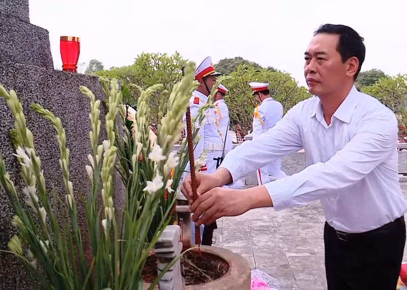 Phó Bí thư Tỉnh ủy Thanh Hóa Trịnh Tuấn Sinh viếng các liệt sĩ tại Nghĩa trang liệt sĩ huyện Nga Sơn.