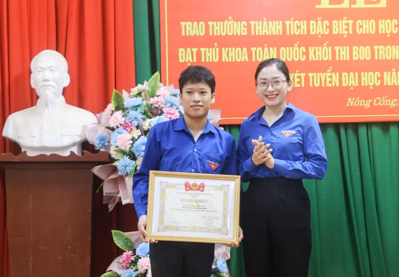Tỉnh đoàn Thanh Hóa tặng Bằng khen cho Thủ khoa đại học.