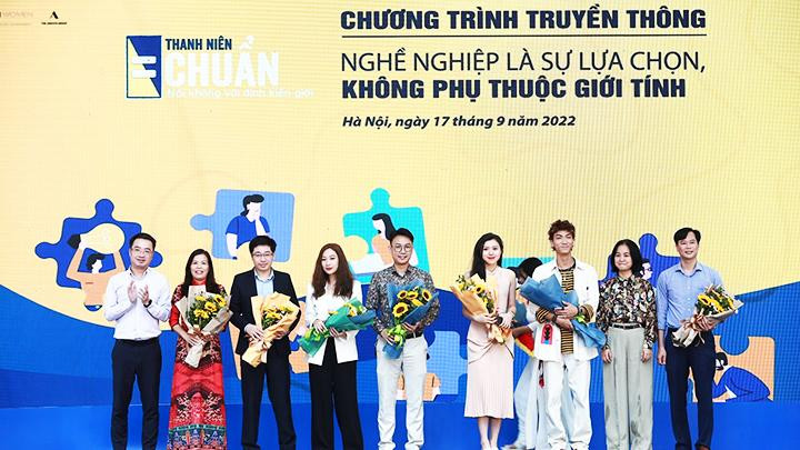 Các diễn giả và nghệ sĩ đã đem lại cho học sinh những kiến thức bổ ích trong ngày hội. Ảnh: BẢO ANH