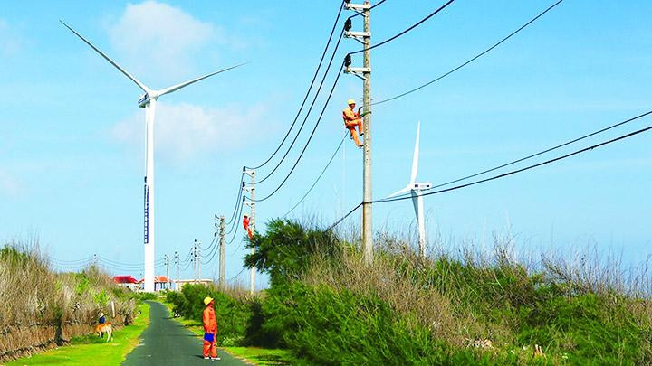 Dự án điện gió trên đảo Phú Quý, Bình Thuận. Ảnh: QUỐC HANH