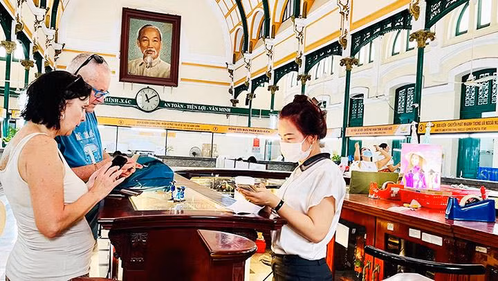 Sau hai năm dịch bệnh, khách du lịch quốc tế bắt đầu trở lại TP Hồ Chí Minh.