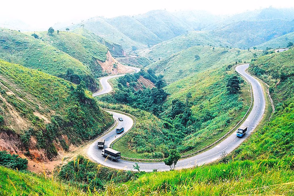 Đèo Phượng Hoàng trên quốc lộ 26, tuyến giao thông huyết mạch nối Đắk Lắk với Khánh Hòa và các tỉnh duyên hải Nam Trung Bộ.