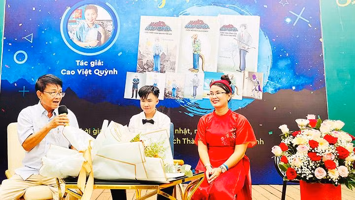Tác giả nhí Cao Việt Quỳnh giao lưu với độc giả tại TP Hồ Chí Minh nhân dịp ra mắt bộ tiểu thuyết giả tưởng đầu tay. 