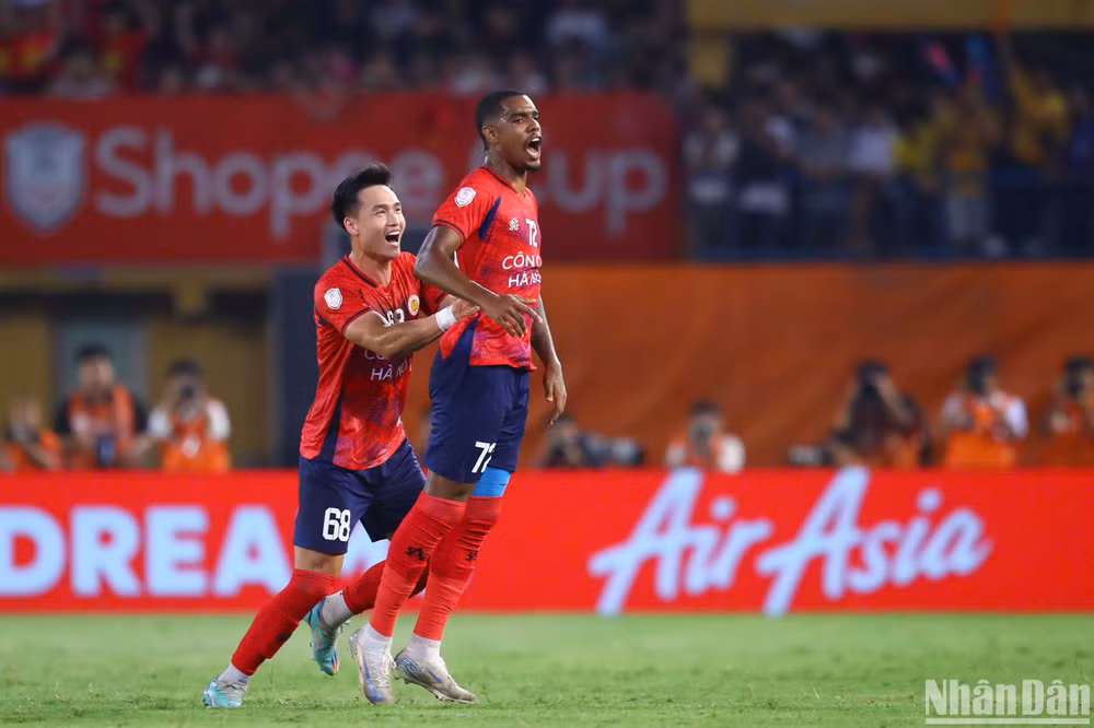Alan đưa tỷ số lên 2-1 cho Công an Hà Nội. (Ảnh: SƠN TÙNG)
