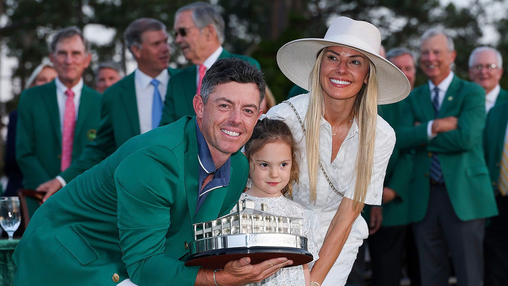 Rory McIlroy cùng vợ và con gái ăn mừng với Cúp vô địch The Masters 2025. (Ảnh: PGA Tour) 