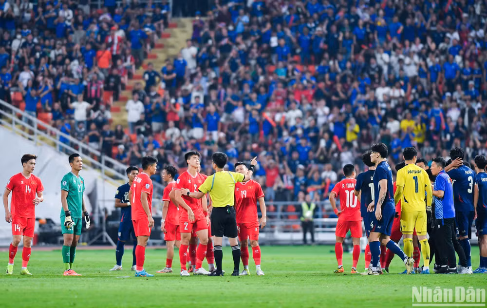 Đội trưởng Duy Mạnh phân trần cùng trọng tài về bàn thắng của Supachok. (Ảnh: THÀNH ĐẠT)