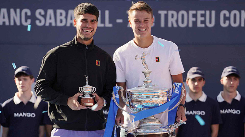 Holger Rune (phải) và Carlos Alcaraz trên bục nhận danh hiệu Barcelona Open. (Ảnh: ATP Tour)