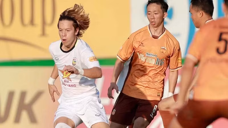 Hồng Lĩnh Hà Tĩnh (áo trắng) giành chiến thắng tối thiểu trước Hoàng Anh Gia Lai. (Ảnh: Hồng Lĩnh Hà Tĩnh FC)