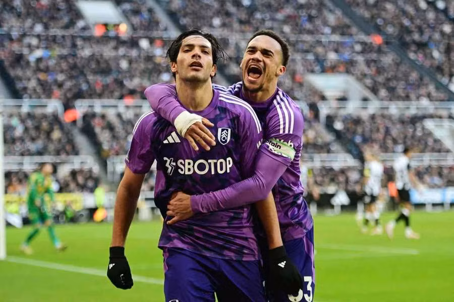 Raul Jimenez ghi bàn vào lưới Newcastle. (Ảnh: FulhamFC)