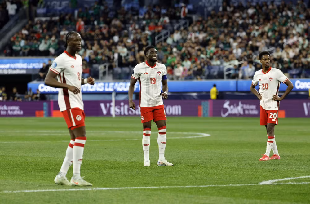 Các cầu thủ Canada cho thấy sự kém duyên trước khung thành Mexico. (Ảnh: ESPN)