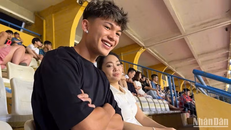 Zan Nguyễn ngồi cạnh cô giáo dạy tiếng Việt tại sân vận động Hàng Đẫy. (Ảnh: PHONG VŨ)