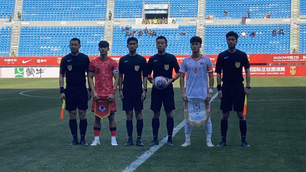 Đội trưởng hai đội cùng ban trọng tài của trận đấu. (Ảnh: VFF)