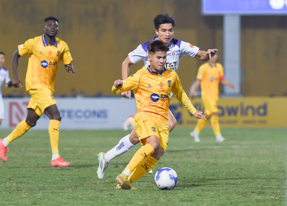 Với việc tụt sâu trên bảng xếp hạng, Sông Lam Nghệ An được đánh giá thấp hơn Hà Nội.