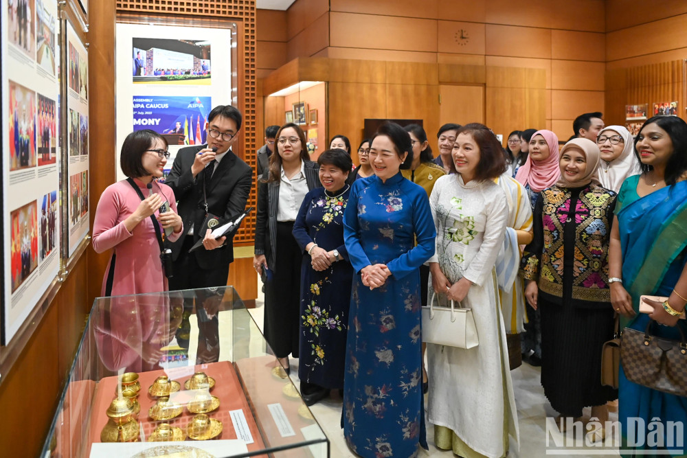 Phu nhân Chủ tịch Quốc hội Nguyễn Thị Thanh Nga và Nhóm Phụ nữ cộng đồng ASEAN tham quan Phòng Truyền thống Quốc hội Việt Nam. (Ảnh: DUY LINH)