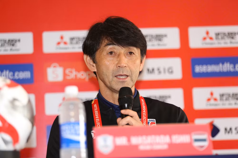 Huấn luyện viên Masatada Ishii phát biểu tại buổi họp báo. (Ảnh: SƠN TÙNG)