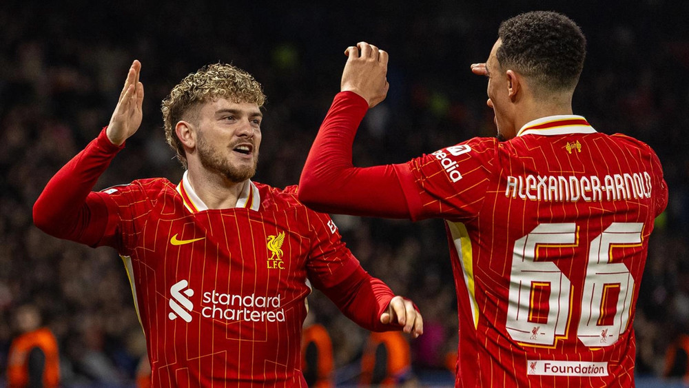 Harvey Elliott (trái) trở thành người hùng của Liverpool khi mang về bàn thắng muộn duy nhất. (Ảnh: Liverpool)