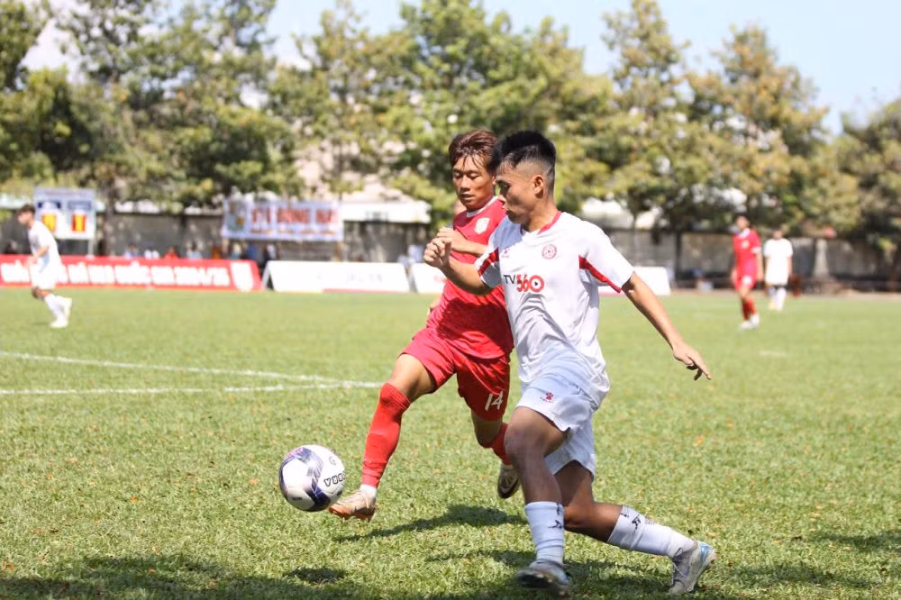 Thể Công Viettel (áo trắng) tạm thời vươn lên dẫn đầu bảng B với 3 điểm. 