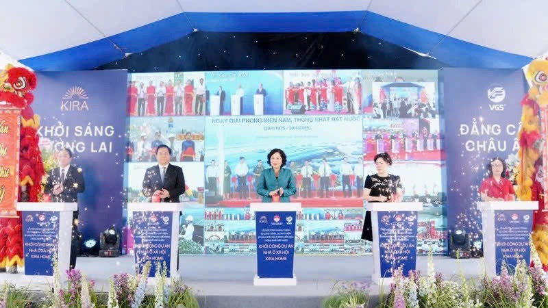 Các đại biểu thực hiện nghi thức khởi công Dự án nhà ở xã hội Kira Home.