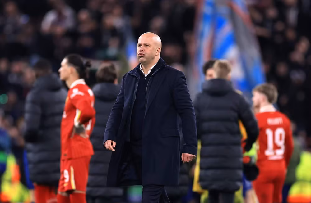 Arne Slot thất vọng khi Liverpool thua PSG tại Champions League. (Ảnh: Getty)