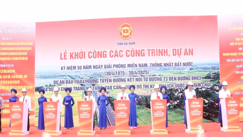 Các đại biểu bấm nút khởi công các công trình, dự án kỷ niệm 50 năm ngày Giải phóng miền nam, thống nhất đất nước tại Hà Nam.