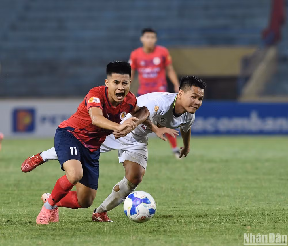 Cạnh tranh trong từng đường bóng. (Ảnh: TRẦN HẢI)