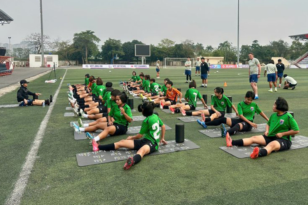 Các cầu thủ U17 nữ Thái Lan tập làm quen sân Học viện Cảnh sát Nhân dân. (Ảnh: VFF)