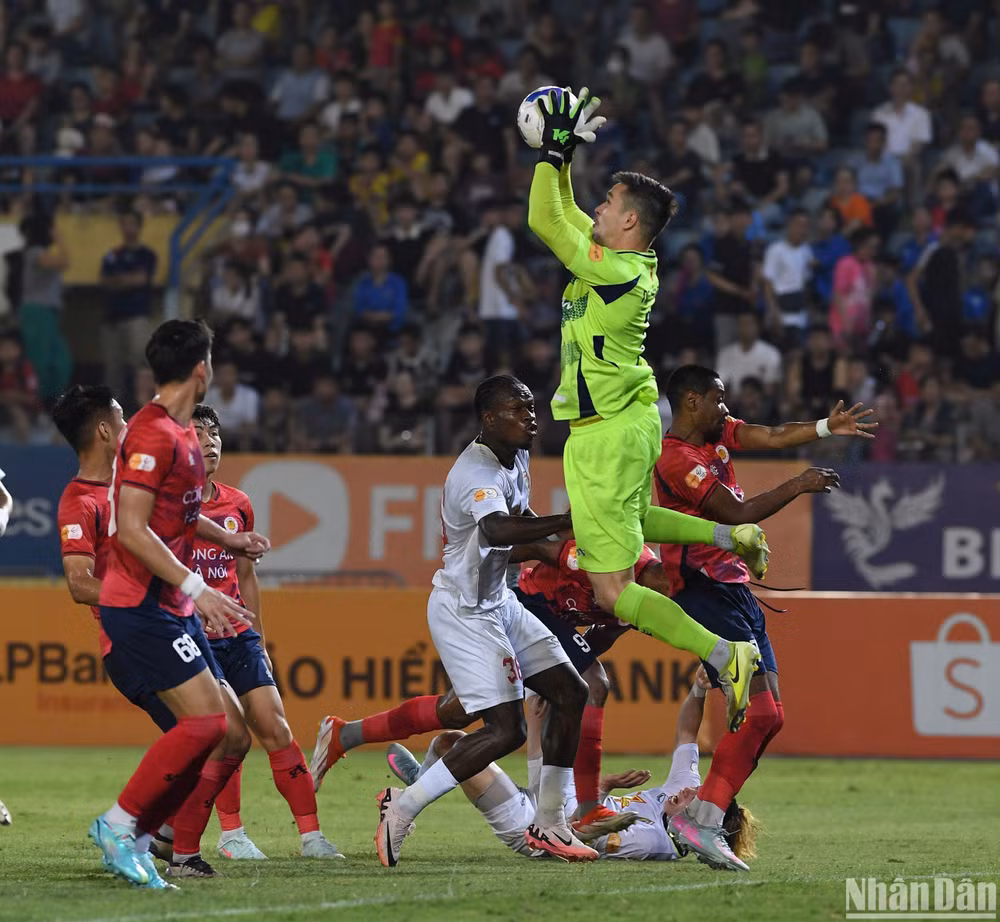 Tình huống nhảy cao bắt bóng của thủ thành Nguyễn Filip. (Ảnh: TRẦN HẢI)