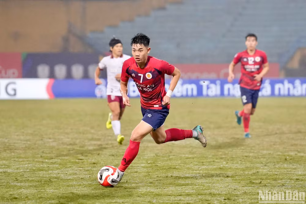 Cầu thủ sinh năm 2004 - Đình Bắc nâng tỷ số lên 2-1. (Ảnh: SƠN TÙNG)