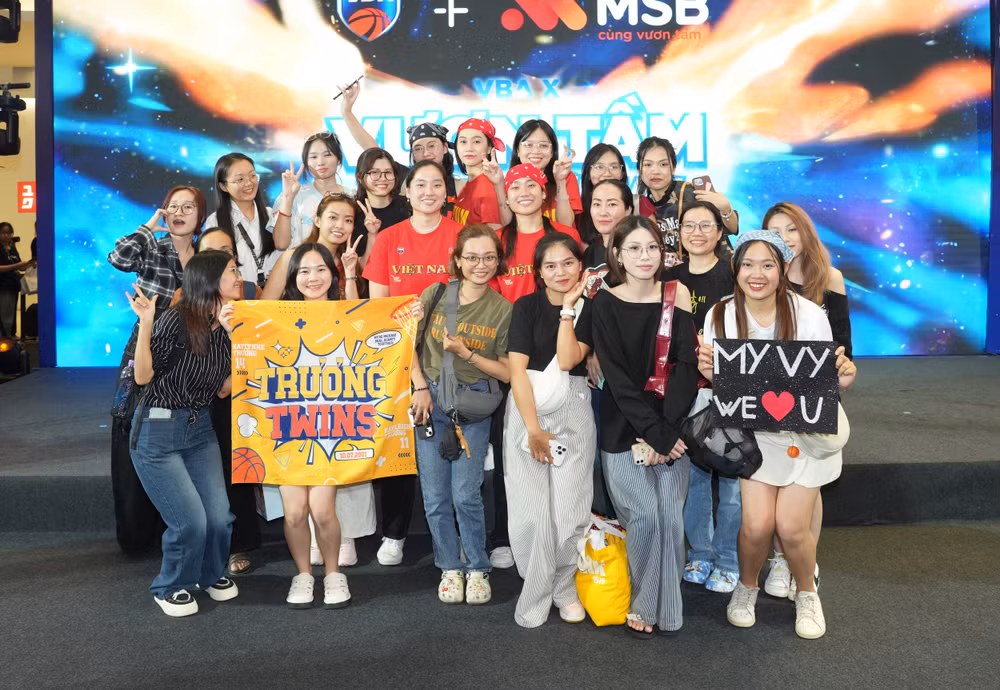 Đại sứ truyền cảm hứng bóng rổ Trương Twins giao lưu với người hâm mộ.