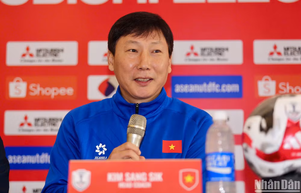 Huấn luyện viên Kim Sang-sik phát biểu tại buổi họp báo. (Ảnh: SƠN TÙNG)