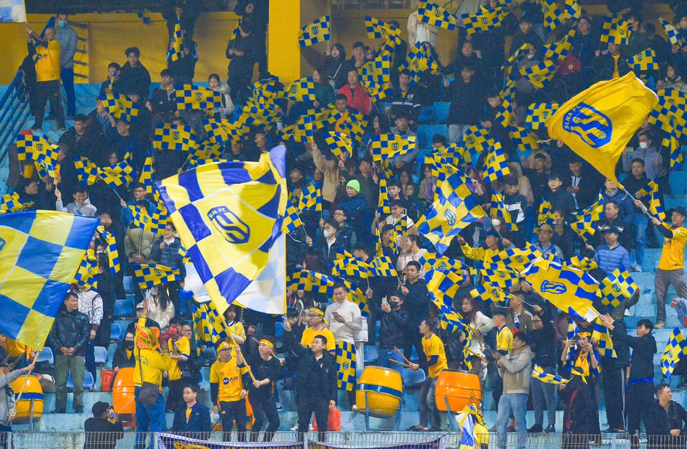 Rất đông cổ động viên Sông Lam Nghệ An đến với sân vận động Hàng Đẫy để tiếp sức đội bóng yêu thích của mình.