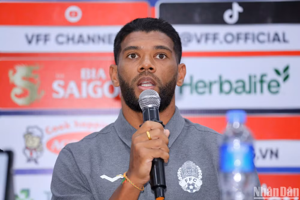 Hậu vệ Kan Mo của đội tuyển Campuchia phát biểu tại họp báo. (Ảnh: SƠN TÙNG)