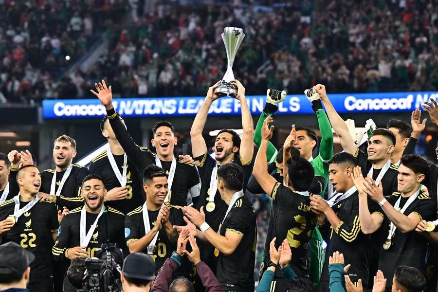 Raul Jimenez giành cúp vô địch Concacaf Nation League cùng Đội tuyển Mexico. (Ảnh: CNL)