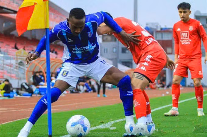 Đinh Hoàng Max trong màu áo Bắc Ninh ở trận giao hữu gặp Hải Phòng. (Ảnh: Facebook nhân vật)