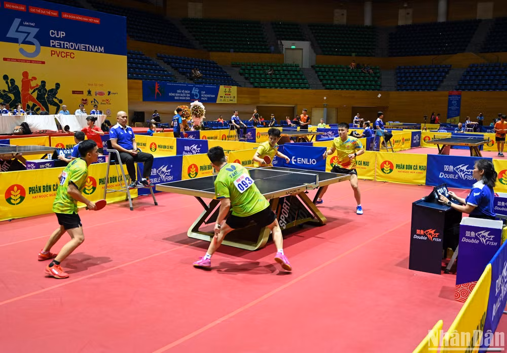 Trận chung kết đôi nam giữa Nguyễn Đăng Hiệp - Bùi Thế Nghĩa (Quân đội) gặp Lê Đình Đức - Đinh Anh Hoàng (Công an nhân dân T&T). (Ảnh: DUY LINH)