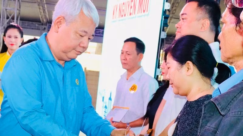 Ông Võ Khắc Thái, Chủ tịch Liên đoàn Lao động Thành phố trao quà cho người lao động. 