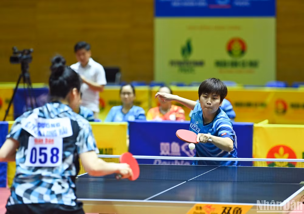 Hai hoa khôi Nguyễn Khoa Diệu Khánh và Nguyễn Thị Mai Phương gặp nhau ở trận thứ hai chung kết đồng đội nữ. (Ảnh: DUY LINH) Hai hoa khôi Nguyễn Khoa Diệu Khánh và Nguyễn Thị Mai Phương gặp nhau ở trận thứ hai chung kết đồng đội nữ. (Ảnh: DUY LINH)