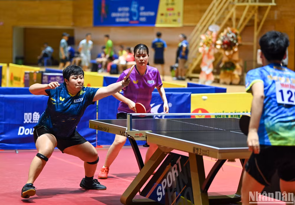 Mỹ Trang - Nguyễn Thị Nga giành thắng lợi trong ván đấu thứ 2 và thứ 3 với tỷ số 11-6, 11-3. (Ảnh: DUY LINH)