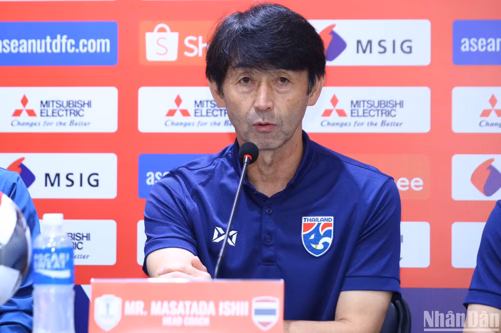 Huấn luyện viên Masatada Ishii phát biểu tại buổi họp báo. (Ảnh: HÀ TÙNG)