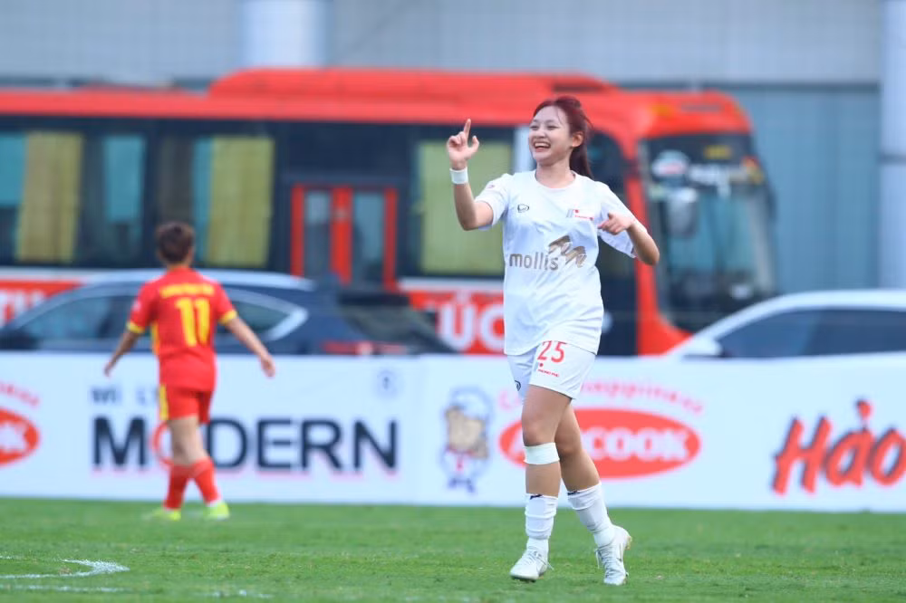 Các cô gái Phong Phú Hà Nam giành chiến thắng đầu tiên. 