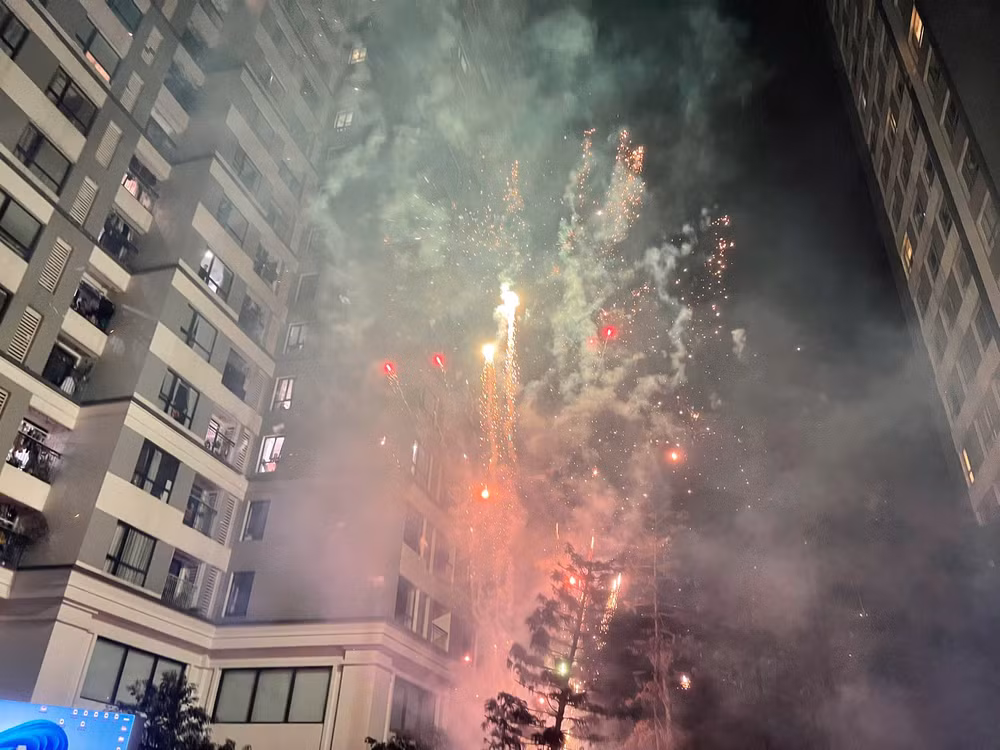 Người hâm mộ đổ ra đường mừng đội tuyển Việt Nam vô địch ASEAN Cup 2024 ảnh 14