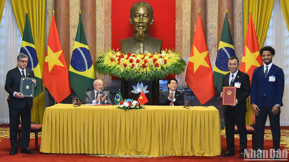 Chủ tịch nước Lương Cường và Tổng thống Luiz Inácio Lula da Silva chứng kiến lễ trao văn kiện hợp tác giữa VFF và CBF. (Ảnh: THỦY NGUYÊN)