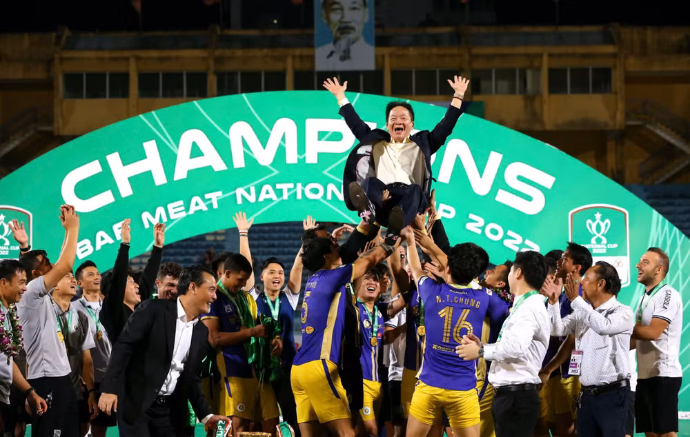 Các thành viên câu lạc bộ Hà Nội T&T ăn mừng cùng ông Đỗ Quang Hiển với chức vô địch Cúp Quốc gia 2022.