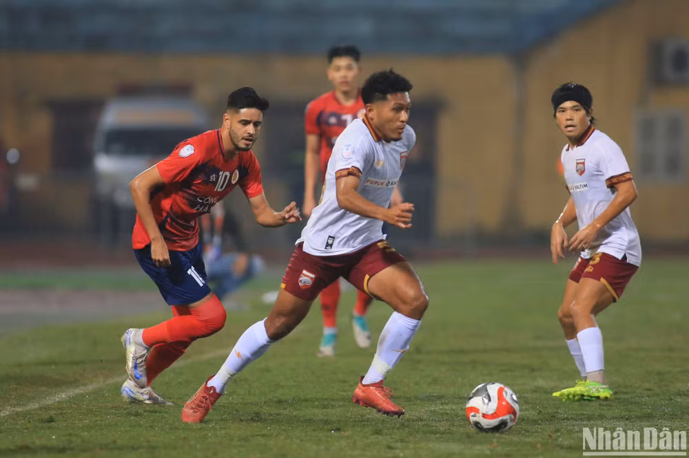 Câu lạc bộ Borneo gỡ hòa kịp thời trong hiệp 1. (Ảnh: SƠN TÙNG)