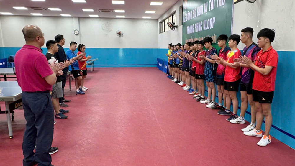 Các vận động viên của đội tuyển bóng bàn trẻ Việt Nam trước giờ khởi hành. (Ảnh: Nhật Quang)