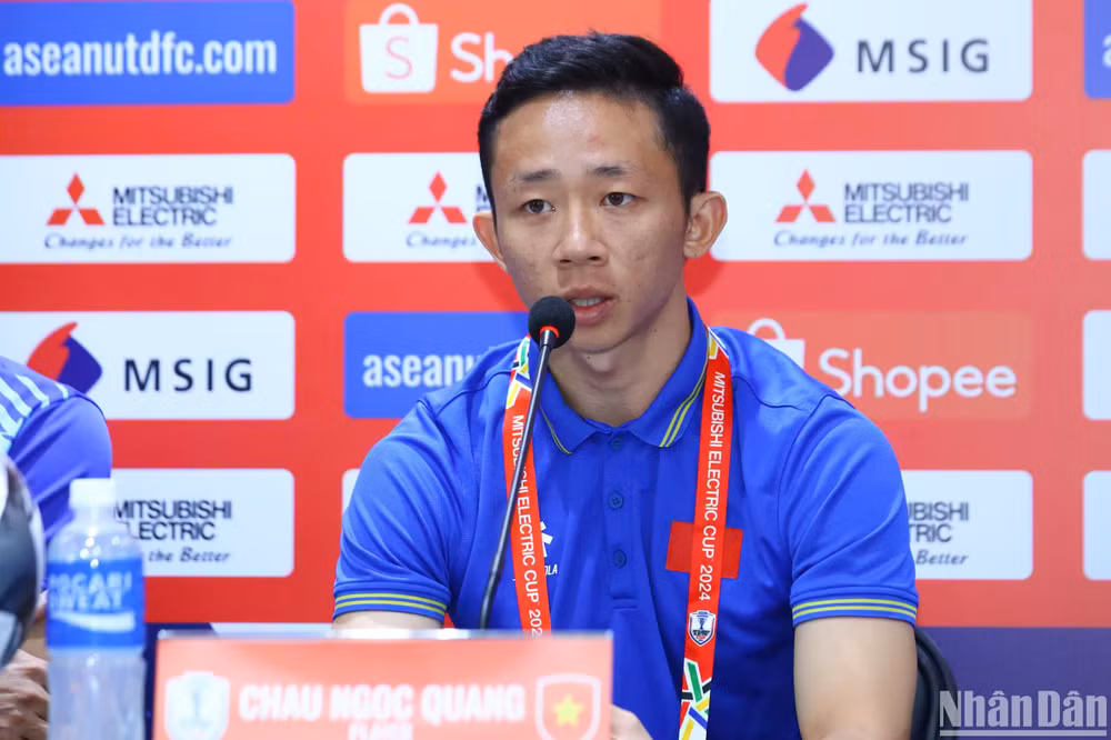 Tiền vệ Châu Ngọc Quang phát biểu tại buổi họp báo. (Ảnh: HÀ TÙNG)