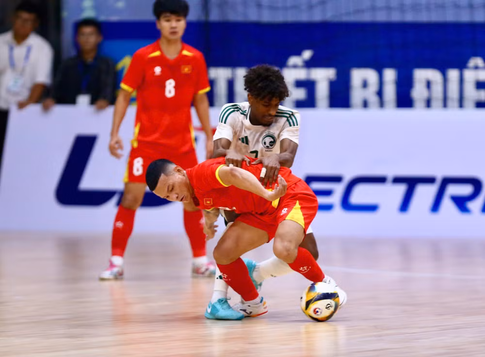 Đội tuyển futsal Saudi Arabia nỗ lực thi đấu khi bị dẫn bàn. (Ảnh: VFF)