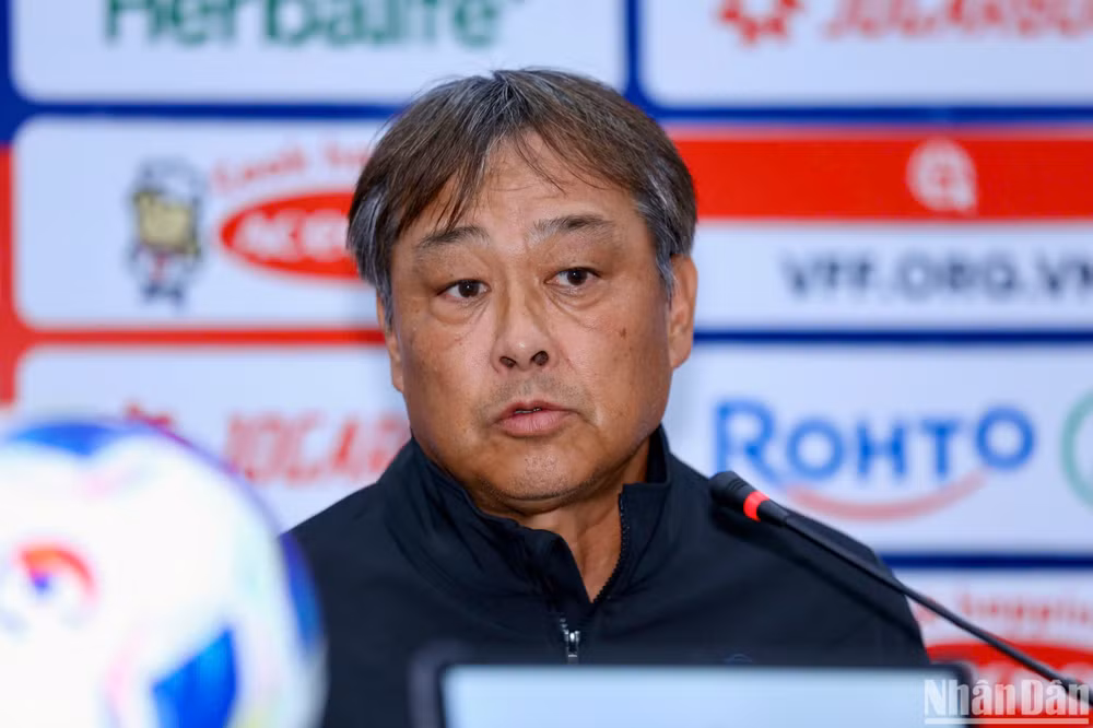 Huấn luyện viên Gyotoku Koji của đội tuyển Campuchia phát biểu tại họp báo. (Ảnh: SƠN TÙNG)
