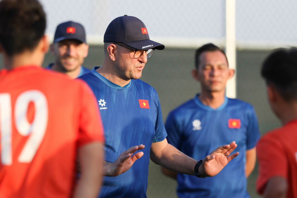 Huấn luyện viên Cristiano Roland cùng các học trò trong buổi tập. (Ảnh: VFF)