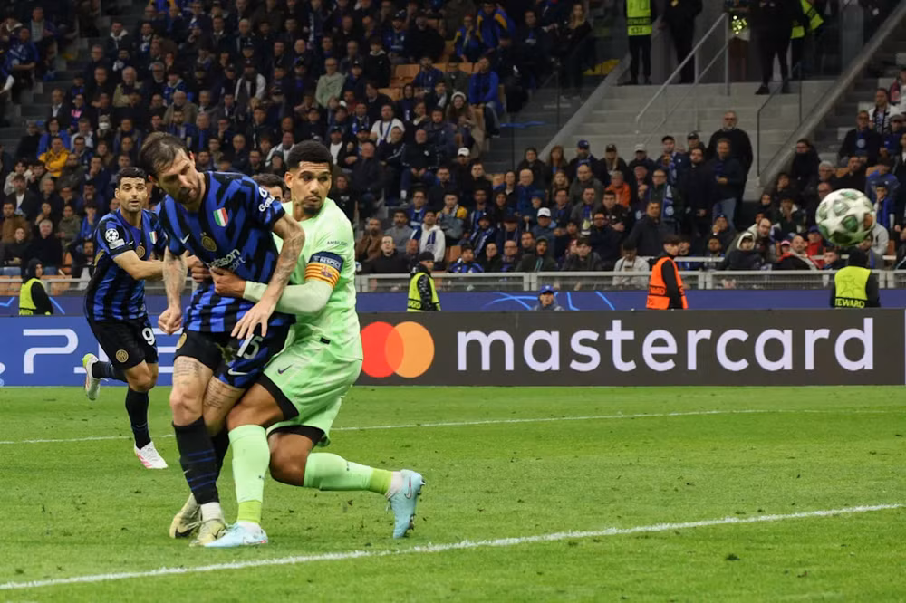 Trung vệ 37 tuổi Francesco Acerbi chơi kiên cường và ghi bàn gỡ hòa 3-3 ở phút bù giờ thứ 3. (Ảnh: Barcelona FC)